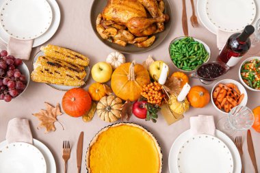 Şükran Günü için lezzetli yiyeceklerle dolu şenlik masası, üst manzara.