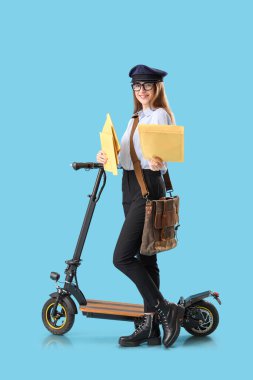 Mavi arka planda elektrikli scooter ve mektupları olan genç postacı.