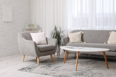 Rahat koltuğu ve kanepesi olan modern bir oda.