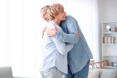 Yetişkin sağır ve dilsiz çift evde sarılıyor.