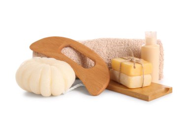 Beyaz arka planda guasha gövde kazıyıcı ve banyo malzemeleri ile güzel bir kompozisyon