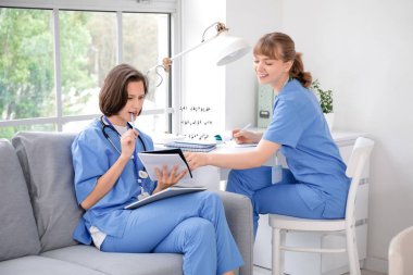 Klinikte okuyan kadın stajyerler.