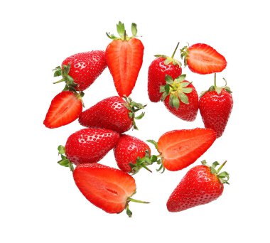Beyaz arka planda uçan tatlı çilekler