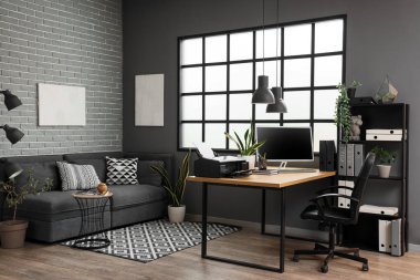 Çalışma yeri, yazıcı ve kanepesi olan modern ofis.