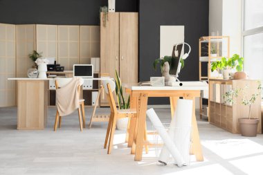 Masalar ve bitkilerle birlikte ofis içi