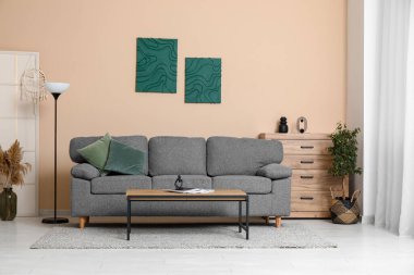 Siyah kanepesi ve sehpası olan modern oturma odasının içinde.