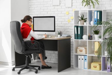 Ofiste çalışan bayan ofis çalışanı cep telefonuyla konuşuyor.