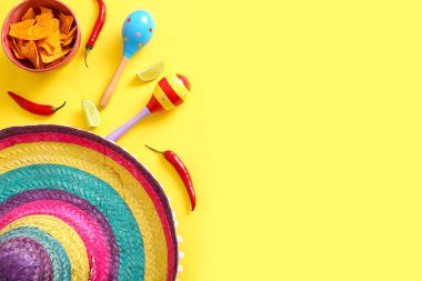 Meksika marakası, sombrero, nachos ve sarı arka planda kırmızı biberli kompozisyon. El Dia de Muertos