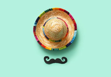 Mini sombrero ve arka planda kağıt bıyık. El Dia de Muertos