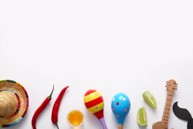 Meksika sembolleri, tekila ve kırmızı biberli kompozisyon. El Dia de Muertos