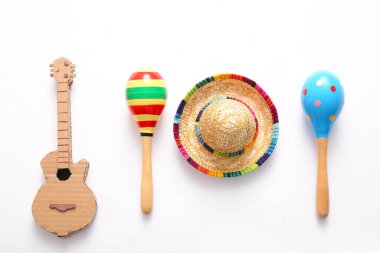 Meksika marakaları, mini sombrero ve arka planda karton gitar. El Dia de Muertos