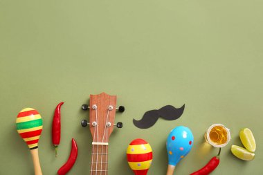 Meksika marakası, kırmızı biber ve yeşil arka planda tekila kompozisyonu. El Dia de Muertos