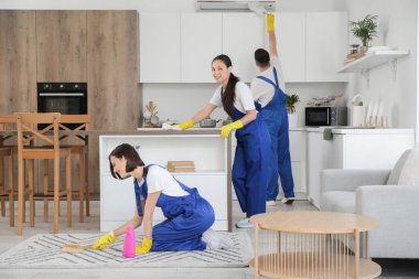 Genç hademeler mutfağı temizliyor.