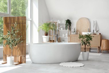 Modern banyonun farklı ev bitkileriyle süslü iç tasarımı.