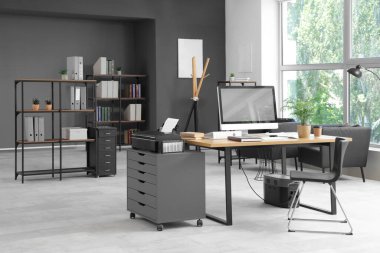 Çalışma yeri, modern bilgisayar ve sandalyeli şık bir ofis.