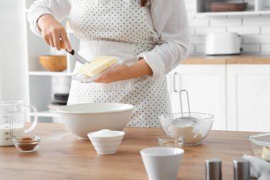 Kadın mutfakta geleneksel tarçınlı rulo hazırlıyor.