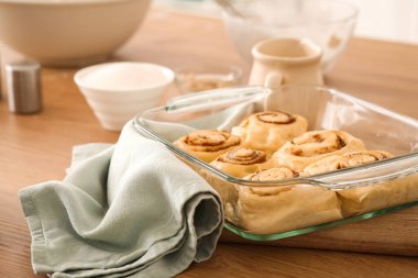 Mutfaktaki masada çiğ tarçınlı yemek tabağı.