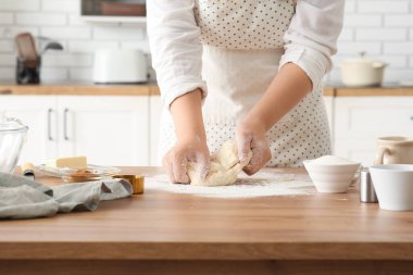 Kadın mutfakta geleneksel tarçınlı rulo hazırlıyor.