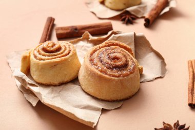 Bej arka planda baharatlı tarçınlı börekler.