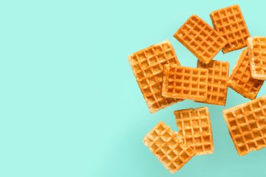 Açık mavi arkaplanda düşen waffle 'lar