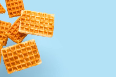 Açık mavi arkaplanda düşen waffle 'lar