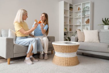 Anne ve kızı doğum kontrol haplarıyla evde. Seks eğitimi kavramı