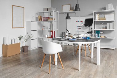 Masada farklı bilimsel ekipmanların bulunduğu bir tıp laboratuarı.