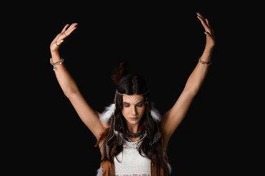 Karanlık arka planda güzel bir kadın şaman