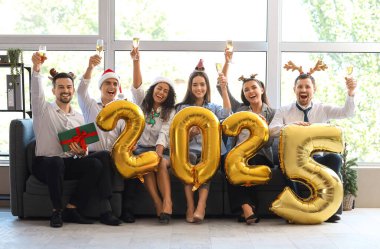 Şampanyalı iş adamları ve 2025 model balonlardan yapılmış partilerde yeni yılı kutluyorlar.