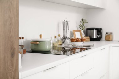 Ocakta tencere, hafif mutfakta mutfak gereçleri.