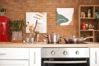 Modern mutfak içlerinde çatal bıçaklı fırın.