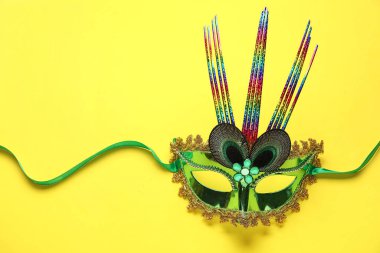Sarı zemin üzerine yeşil karnaval maskesi
