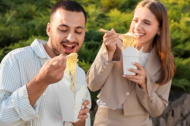 Genç meslektaşlarım öğle arasında dışarıda Asya eriştesi yiyorlar.