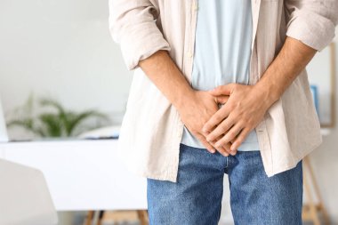 Klinikte prostat sorunu olan genç bir adam, yakın plan. Kanser farkındalığı kavramı