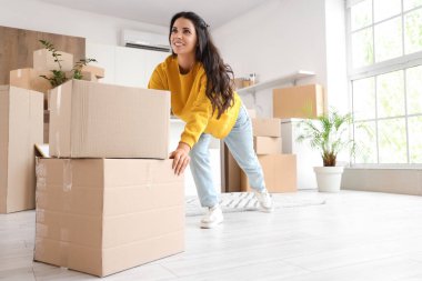 Taşındığı gün mutfakta kutu taşıyan güzel bir kadın.