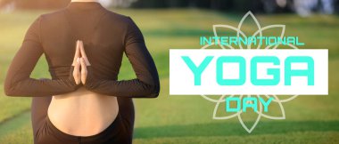 Parkta yoga yapan genç bir kadın. Uluslararası Yoga Günü Afişi