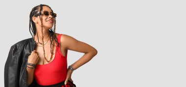 Açık arkaplanda yazı için yeri olan havalı Afro-Amerikalı kadın