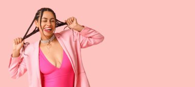 Pembe arka planda, yazı için yeri olan göz kamaştırıcı genç Afro-Amerikalı kadın.