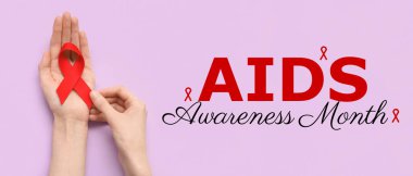 Leylak kaplamalı kırmızı kurdeleli eller. AIDS Farkındalık Ayı Afişi