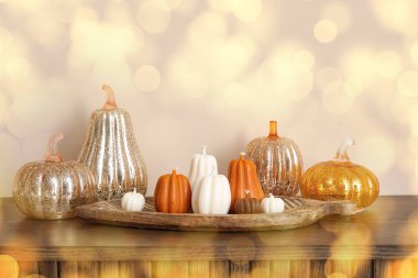 Balkabağı şeklinde mumlar ve dekorasyonlar açık arkaplanda karşılansın