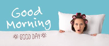 Şok olmuş saç bigudili, yumuşak yastıklı ve mavi arka planda battaniyeli bir kadın. Günaydın.