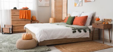 Sonbahar dekorasyonlu modern yatak odasının şık iç mimarisi.