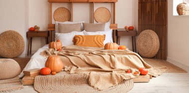 Sonbahar dekorasyonlu modern yatak odasının şık iç mimarisi.