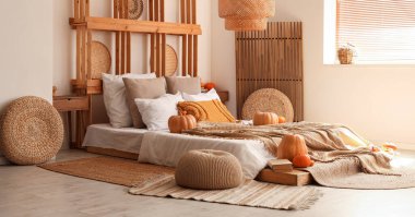 Sonbahar dekorasyonlu modern yatak odasının şık iç mimarisi.