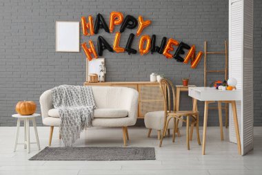 Cadılar Bayramı için balonlarla dekore edilmiş oturma odasının içi.