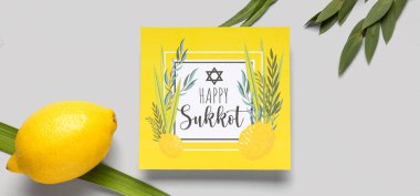 Dört tür (lulav, hadas, arava, etrog) ve gri arkaplanda Mutlu SUKKKOT yazılı tebrik kartı