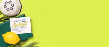 Dört tür (lulav, hadas, arava, etrog), Torah ve yeşil arkaplan üzerinde metin için boşluk olan Mutlu SUKKOT yazılı tebrik kartı