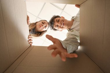 Evde açık paketli genç bir çift var, içeriden bakıyorlar.