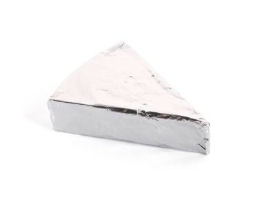 Beyaz arkaplanda işlenmiş peynirin üçgeni