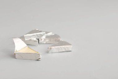 Gri arkaplanda lezzetli işlenmiş peynir üçgenleri